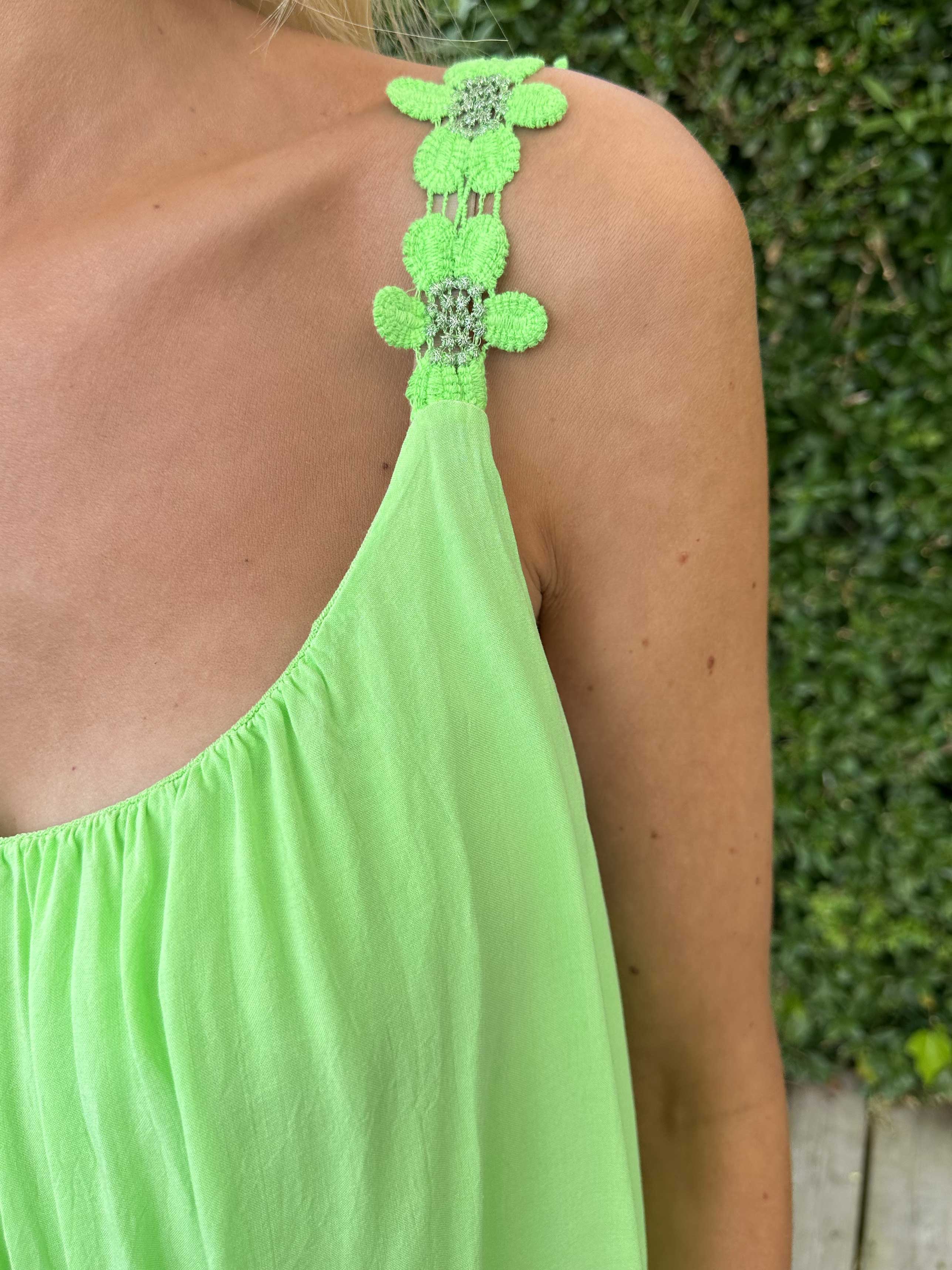 Ane - Söt sommarklänning med broderade axelband